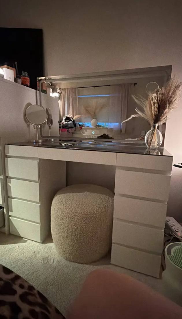 Table de maquillage blanche avec miroir LED dans une chambre chaleureuse